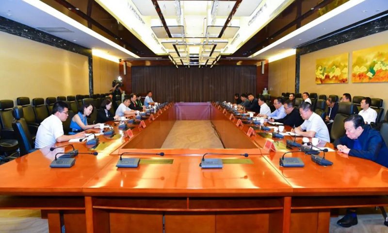 姜四清与三一集团副总裁、三一重卡董事周万春一行举行工作座谈
