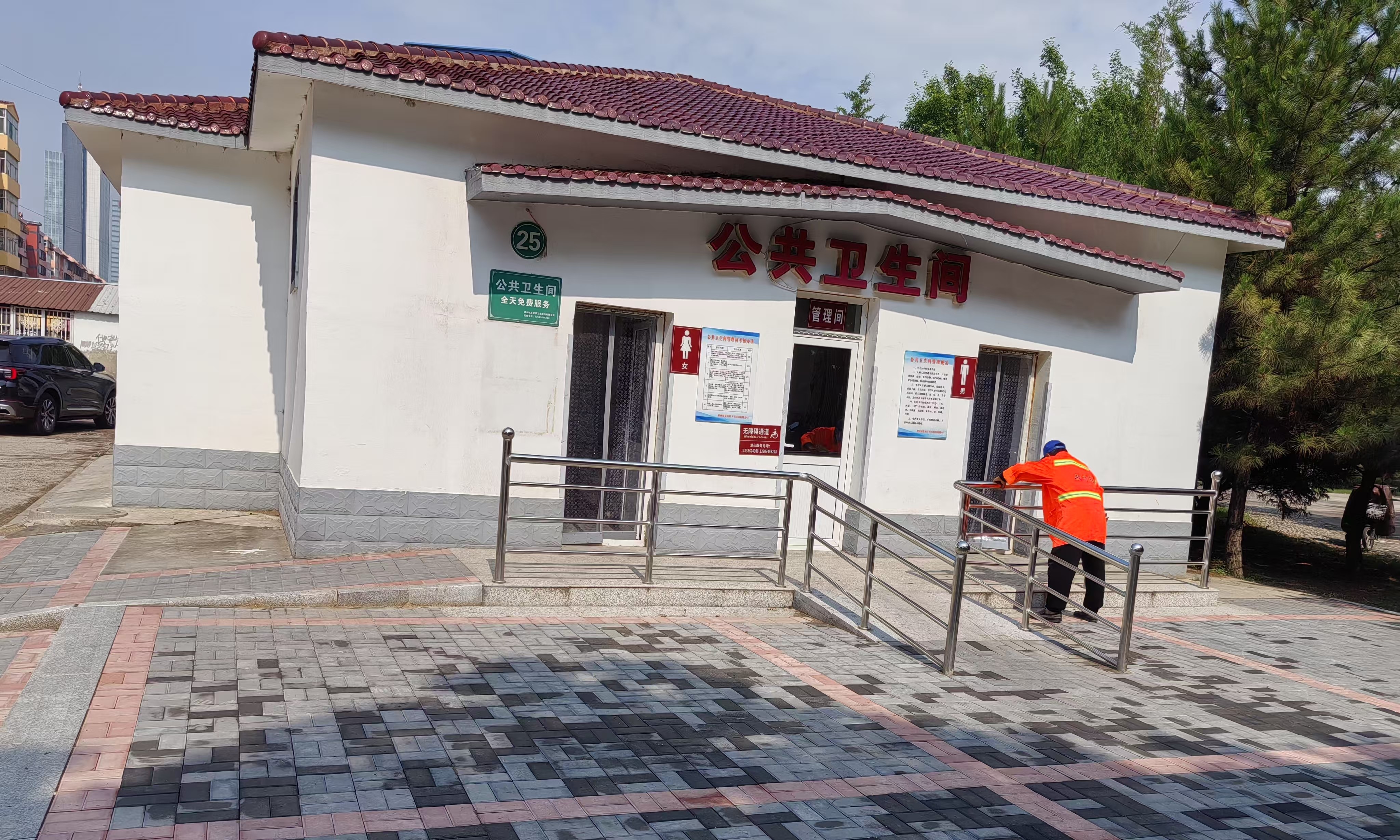 提升公厕清洁质量 守护城市环境卫生
