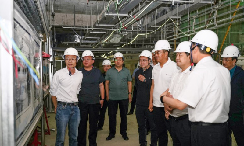 省行政审批服务管理局局长李东洪莅临市城市综合服务楼改造项目施工现场调研