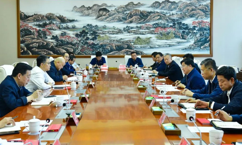 姜四清与宝武清能公司总裁魏炜、宝武太钢集团总经理助理王红斌一行举行工作会谈
