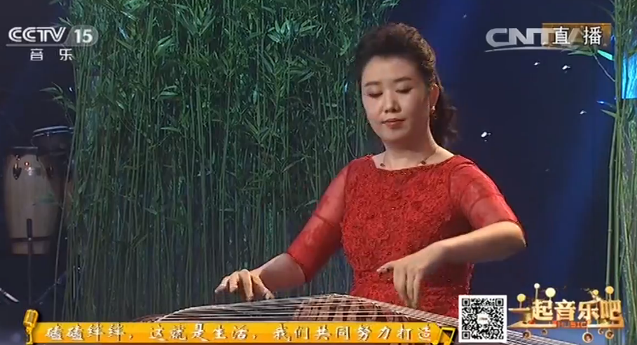 古箏名家張露使用莫高古箏進(jìn)行藝術(shù)表演