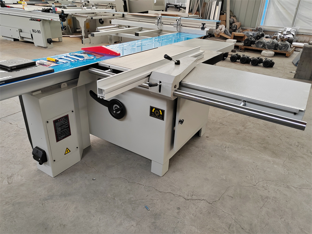 Large sliding table saw