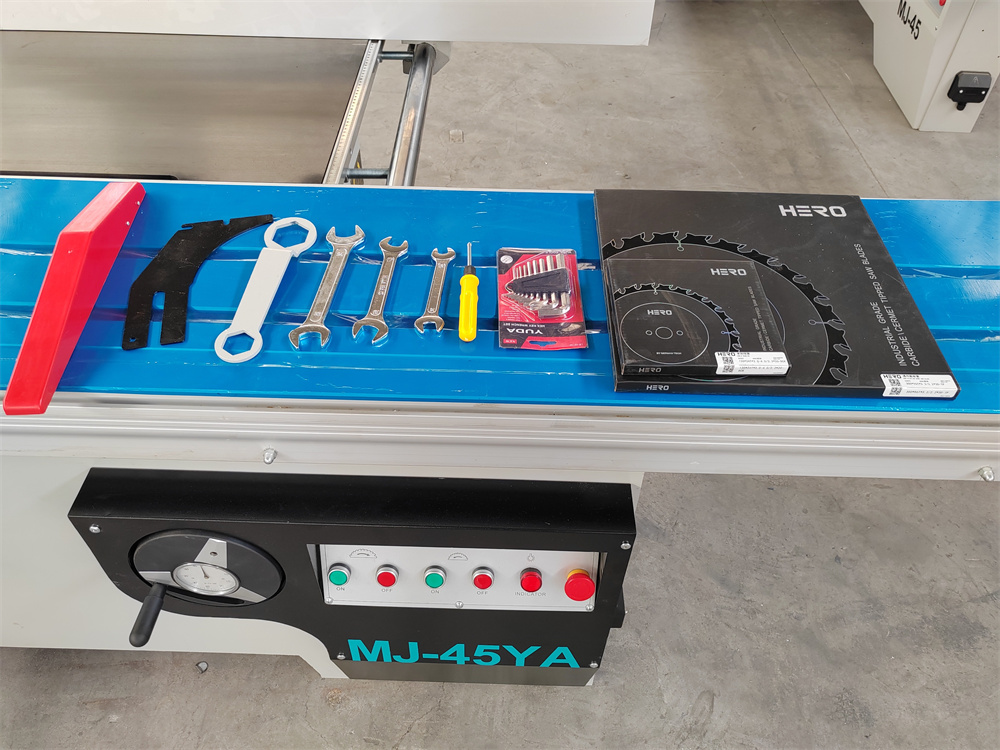 Large sliding table saw