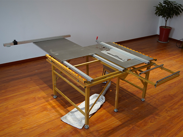 Simple board sawing table