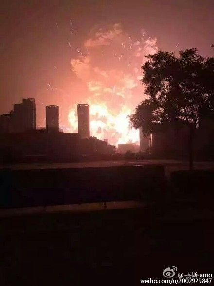 天津塘沽开发区深夜突发爆炸 数公里外可见蘑菇云