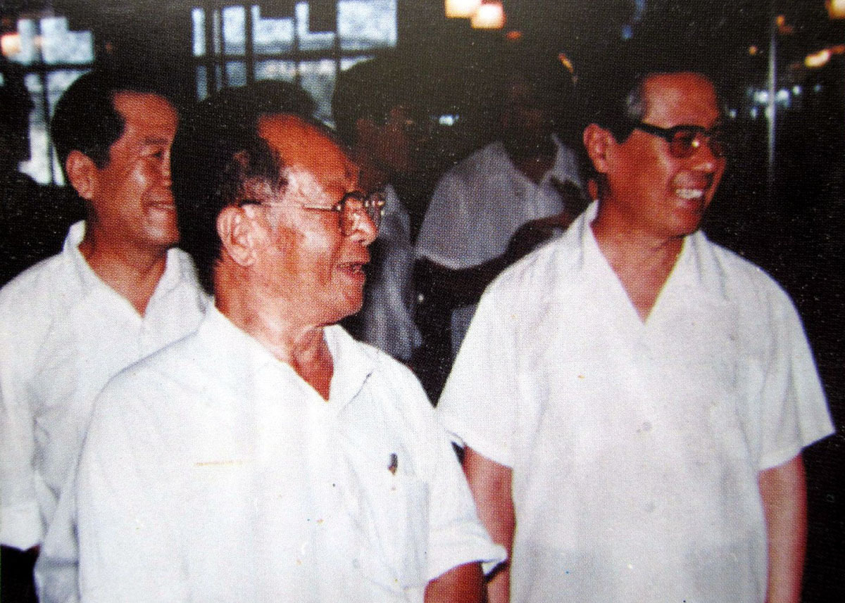 1987年8月9日,国务院副总理吴学谦视察唐山陶瓷公司。