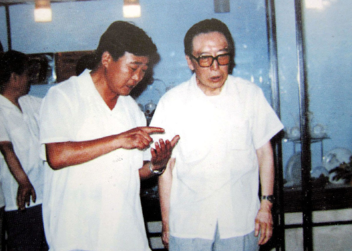 1987年8月9日，国务院副总理吴学谦视察唐山陶瓷公司