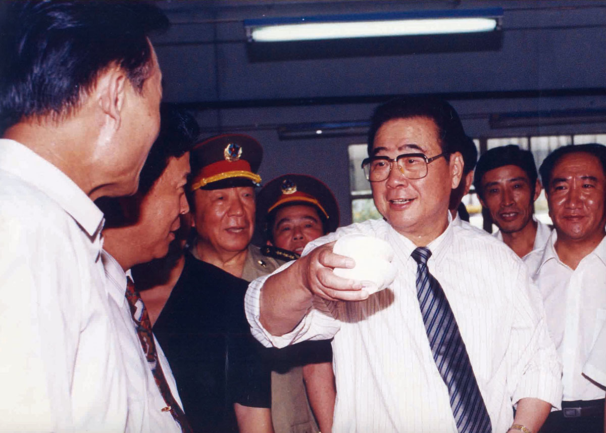 1996年7月28日，李鹏同志、吴邦国同志来我公司视察