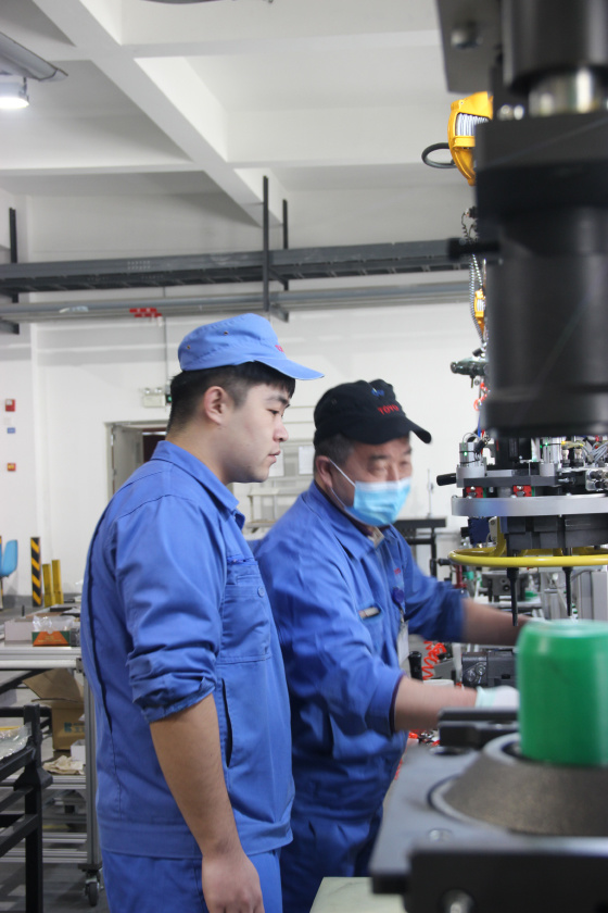 ベテラン社員が新入社員を指導