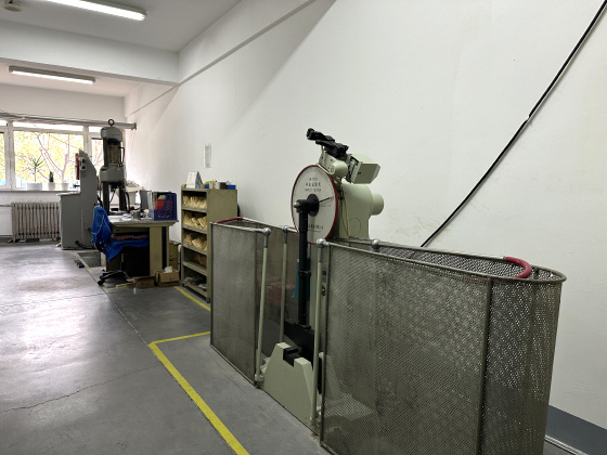 Material impact testing machine Material impact testing machine