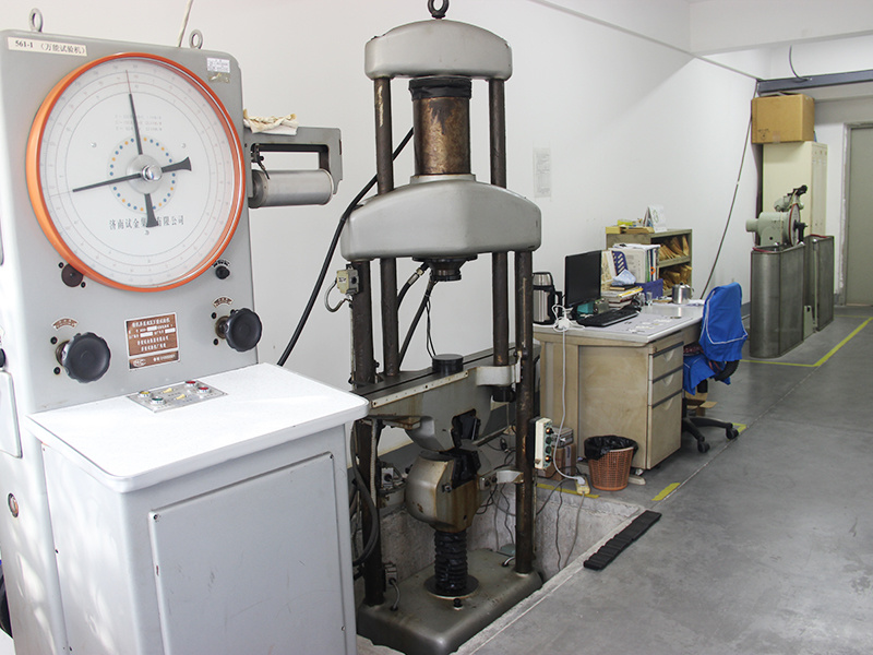 Material into the factory tensile testing machine Material into the factory tensile testing machine