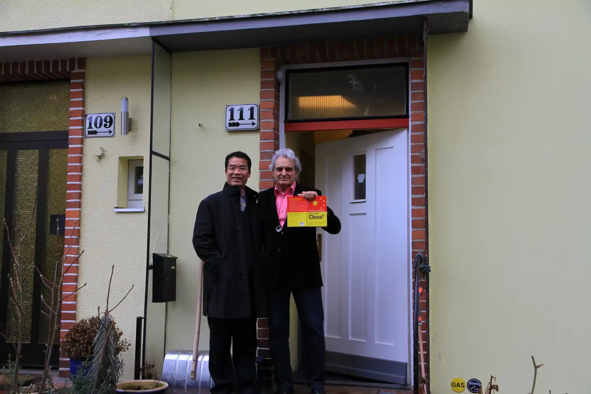 In 2000,MrLiu Qiuhua, who pursues perfection, Seeking cooperation in Europe,met with the German Bauhaus
professor Peter Raccke and had acommongoal. Since then, simplicity but not simple brand and worksemerged at that
historic moment. In 2000,MrLiu Qiuhua, who pursues perfection, Seeking cooperation in Europe,met with the German Bauhaus
professor Peter Raccke and had acommongoal. Since then, simplicity but not simple brand and worksemerged at that
historic moment.