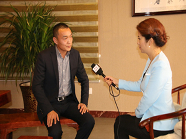 The representative of Kingfisher is interviewed by the journalist of CCTV• City Construction 