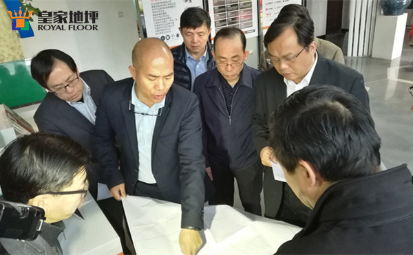 陳總向張市長介紹公司設施