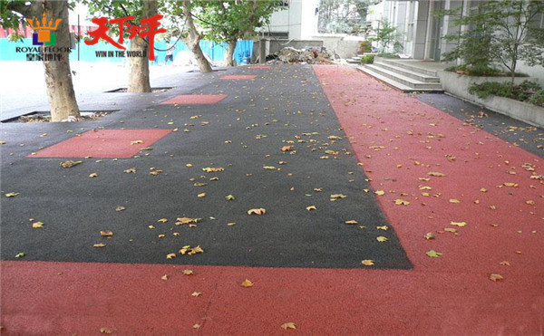 林蔭道下的彩色透水地坪