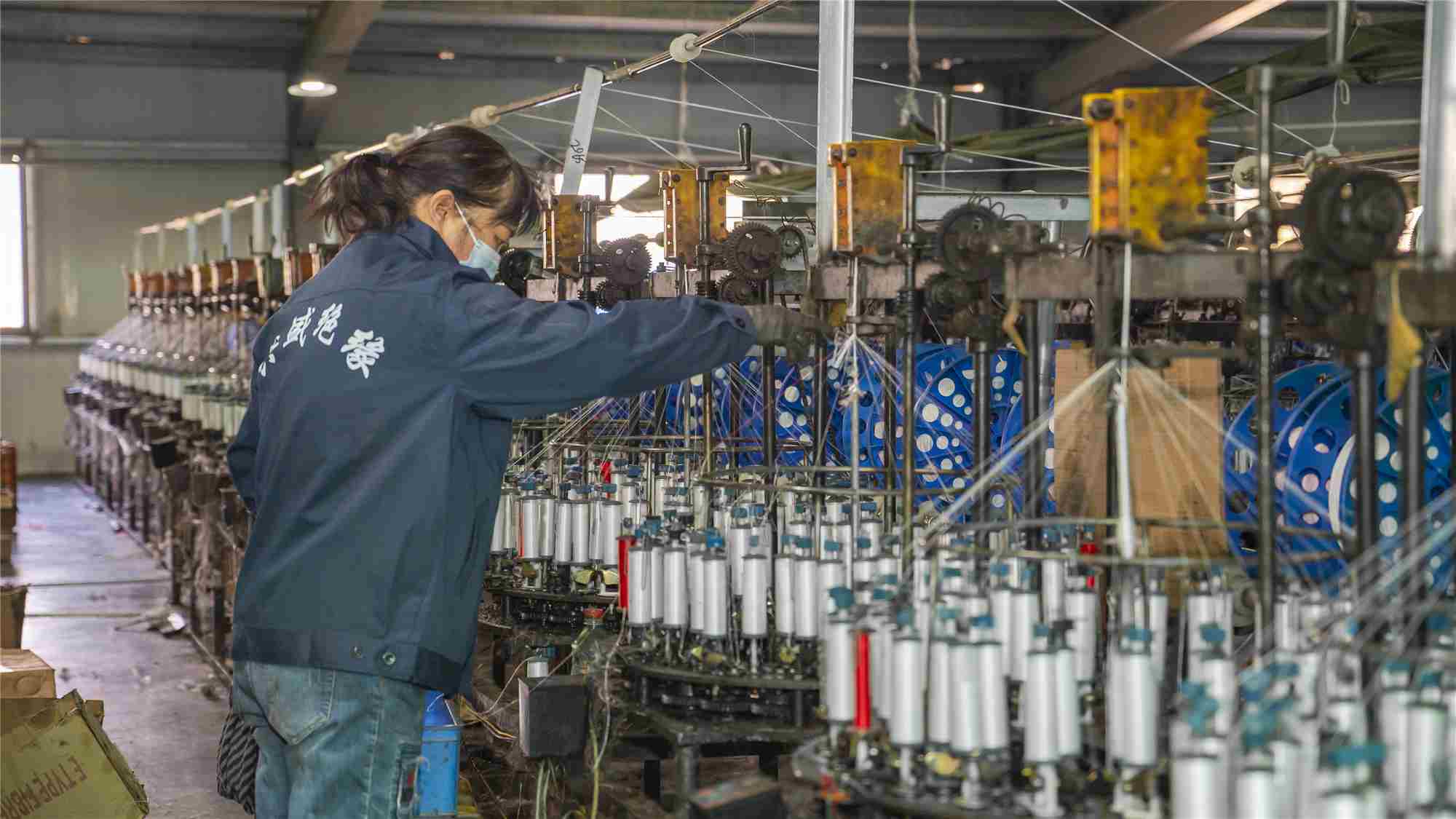 The moment of weaving tube production