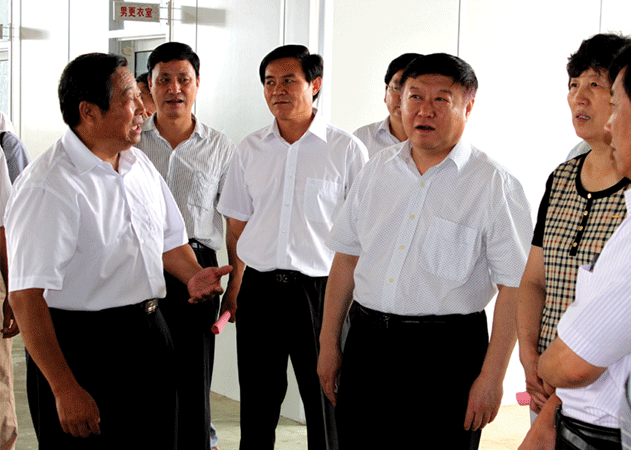 2011年7月，國家中醫(yī)藥管理局副局長吳剛到九間棚藥業(yè)考察指導工作