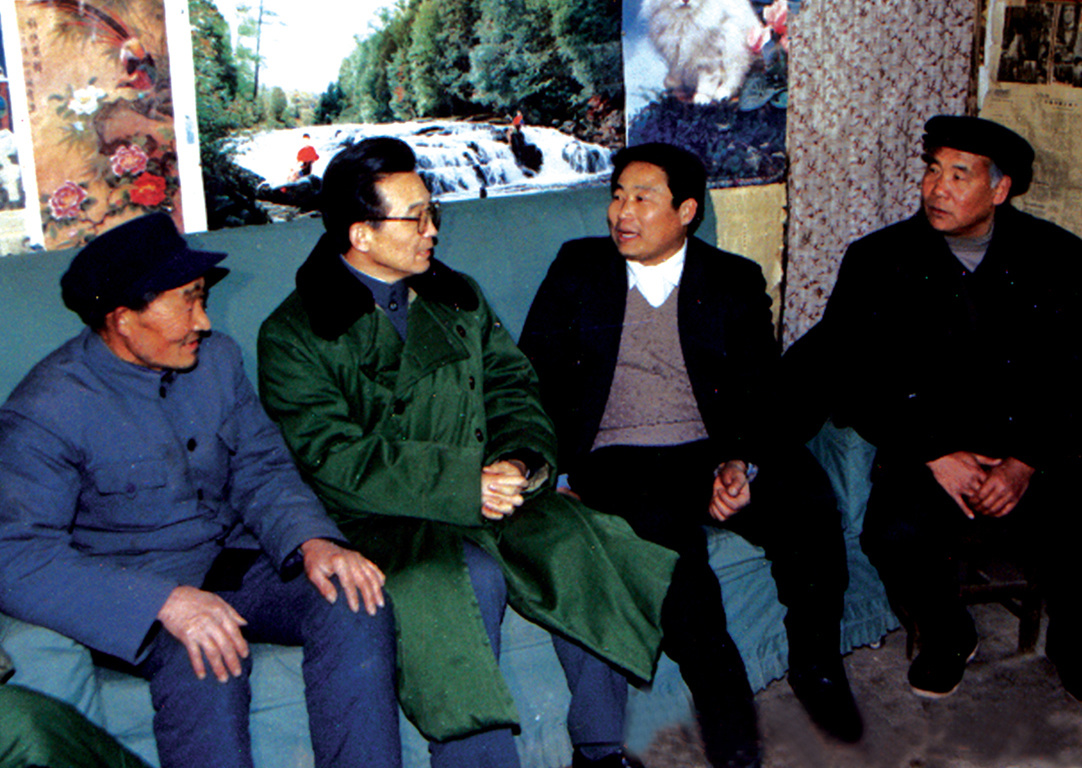 1995年1月，中共中央政治局候補(bǔ)委員、中央書記處書記溫家寶（左二）到九間棚村視察