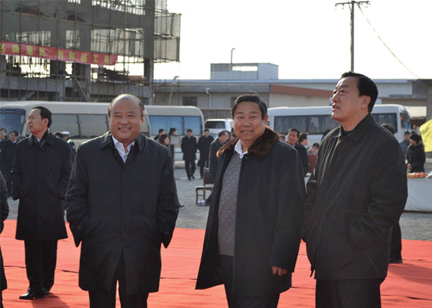 2011年11月，臨沂市委書(shū)記張少軍（左一）、臨沂市市長(zhǎng)張務(wù)峰（右一）到九間棚藥業(yè)視察