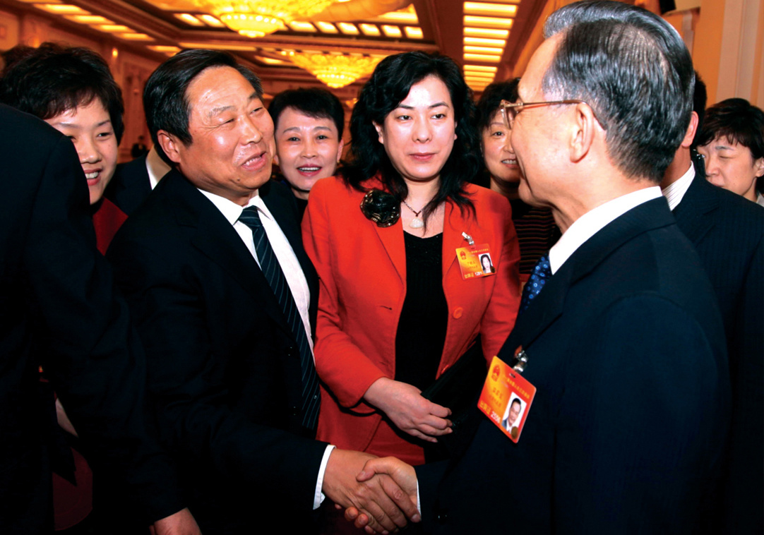 2010年3月8日，劉嘉坤在北京出席第十一屆全國人代會第三次會議期間受到溫家寶總理親切接見