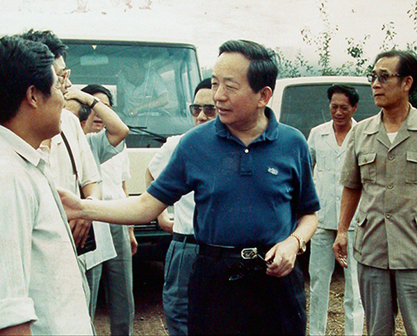 1990年9月，中共中央政治局委員、國務(wù)院副總理田紀(jì)云（中）到九間棚視察山區(qū)開發(fā)工作
