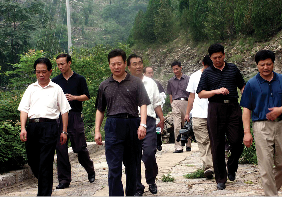 2004年5月，中共臨沂市市委書記李群(左三）到九間棚視察