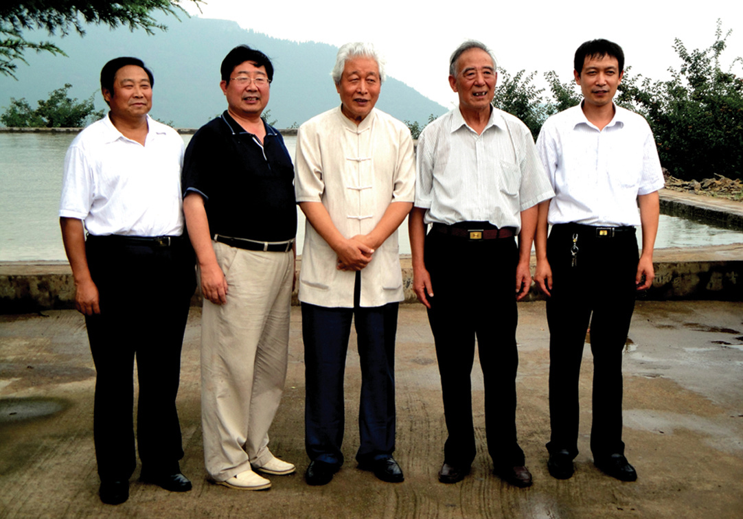 2009年8月19日， 司法部原部長高昌禮（中）到九間棚村考察，原中共臨沂地委書記張守業(yè)（右二）、地方鎮(zhèn)黨委書記王忠（右一）陪同考察