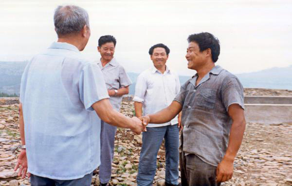 1988年，時(shí)任農(nóng)牧漁業(yè)部副部長徐元泉到九間棚視察，看到劉嘉坤和干部群眾在為修水池拼命大干，表揚(yáng)劉嘉坤說：“這是真正的共產(chǎn)黨員”。