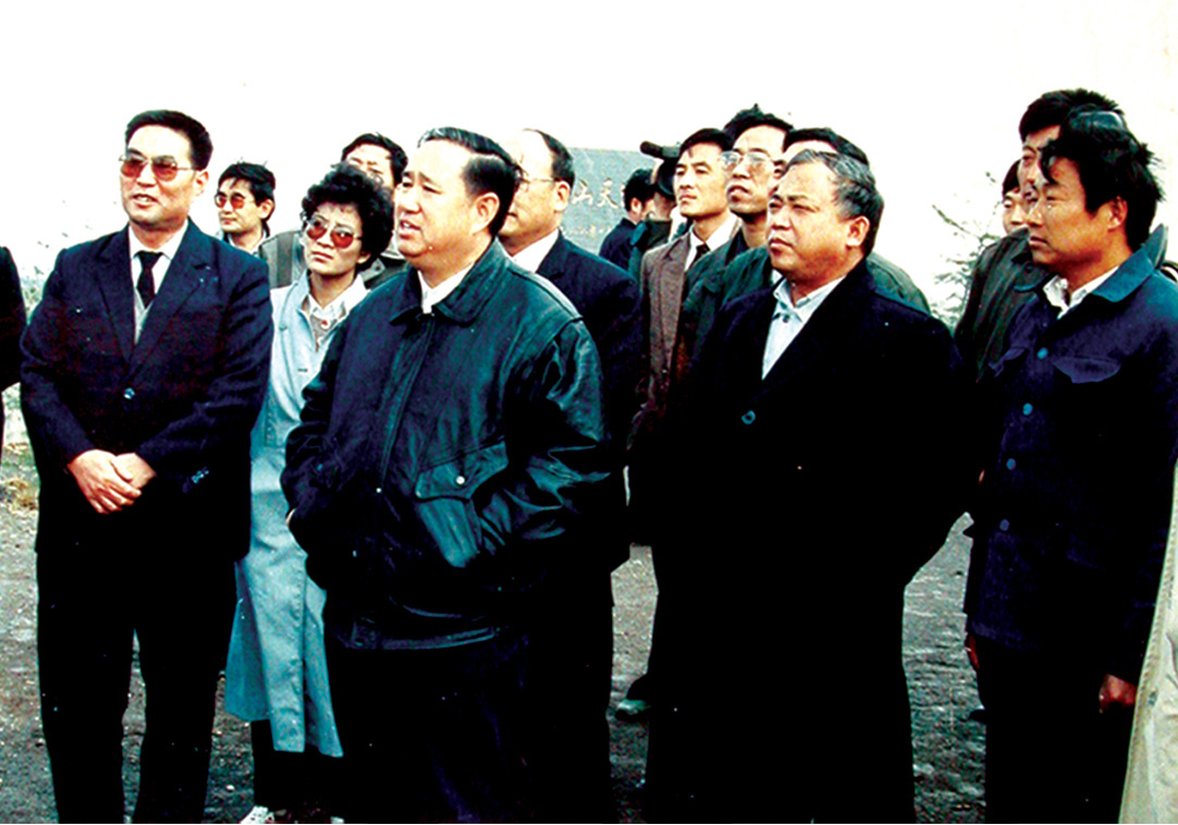 1991年11月17日，中共山東省委書記姜春云（前左二）到九間棚村考察，為九間棚題詞：“沂蒙山區(qū)的一顆明珠”。中共臨沂地委書記王渭田（左一），臨沂地委委員、平邑縣委書記李玉妹（左三）陪同考察