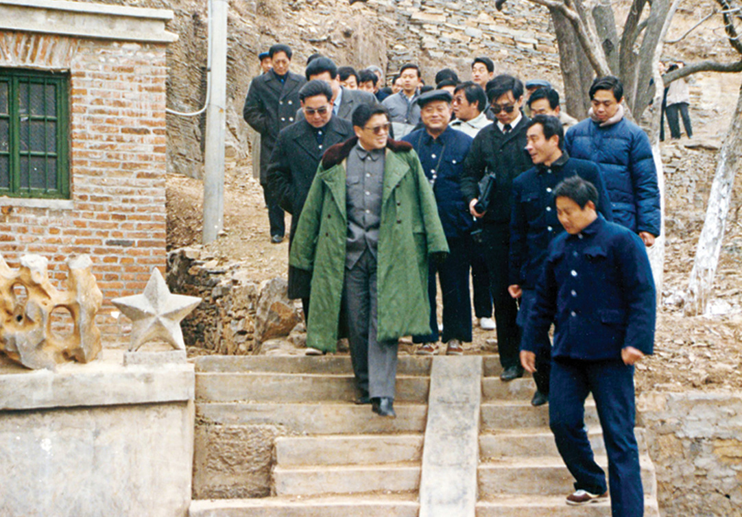 1989年12月18日，中共中央政治局委員、國務委員兼國家教委主任李鐵映到九間棚村視察村級辦學工作