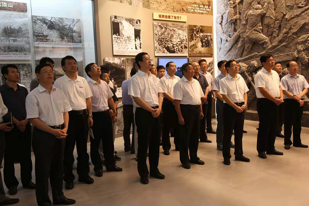 2016年9月8日，中共山東省委副書記楊東奇（右四）到九間棚考察黨性教育基地建設工作，中共臨沂市委書記林峰海（右三），臨沂市市委常委、組織部部長姜仕禮（右一），臨沂市副市長、平邑縣委書記侯曉濱（左五），平邑縣委副書記、縣長王君師（右九）陪同考察