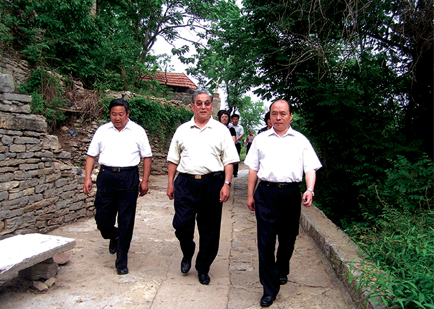 2011年8月，原臨沂地委書記王渭田到九間棚視察