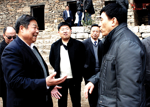 2012年3月，國務(wù)院扶貧辦副主任王國良（右），綜合司副司長張良（右三）到九間棚村調(diào)研農(nóng)村脫貧工作