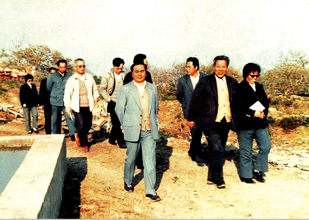 1989年11月，山東省副省長王樂泉（前左）到九間棚村考察山區(qū)水利建設工作