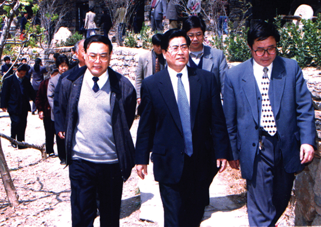1998年10月， 中共山東省委副書記宋法棠（前中）到九間棚考察山區(qū)開發(fā)工作，中共平邑縣委書記顏廷瑞（左一），天寶山鎮(zhèn)黨委書記陳繼中（右一）陪同考察