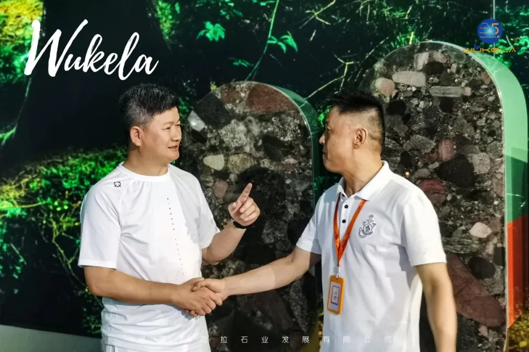 Il famoso designer Yao Jun visita Fujian 5 karat Stone Industry Development Co., Ltd.