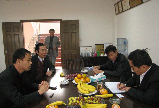 Chairman Shi Weidong visited the equipment assembly workshop accompanied by General Manager Dai Zhimin