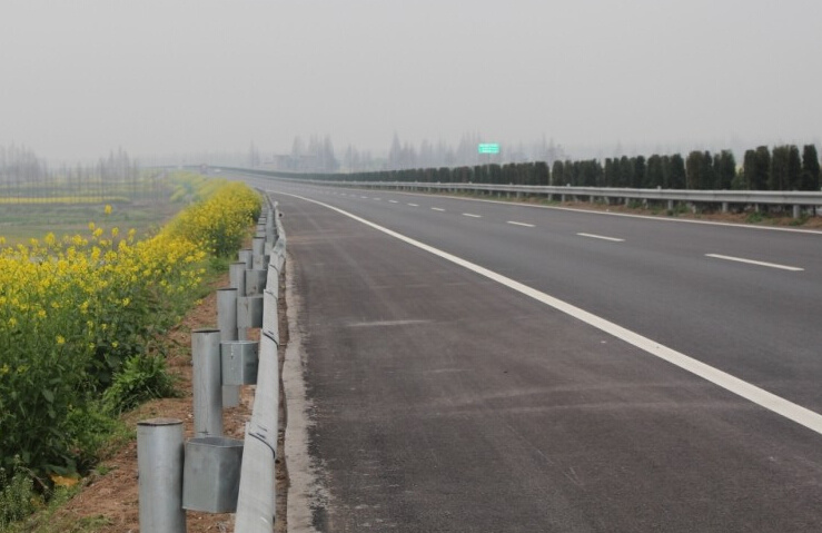 陜西省榆靖路熱鍍鋅護欄項目