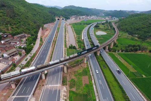 云南楚南公路環氧鋅基復合涂層護欄項目