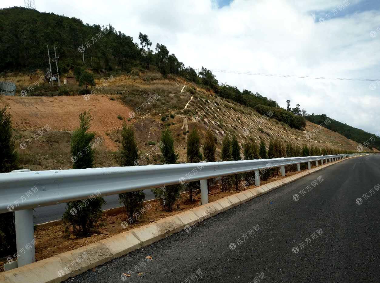 楚雄至南華一級公路環氧鋅基護欄項目