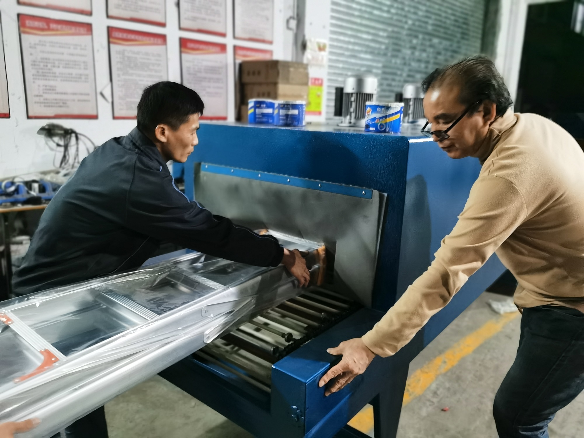 Aluminum Ladder PE Film Shrink Packaging Machine Aluminum Ladder PE Film Shrink Packaging Machine