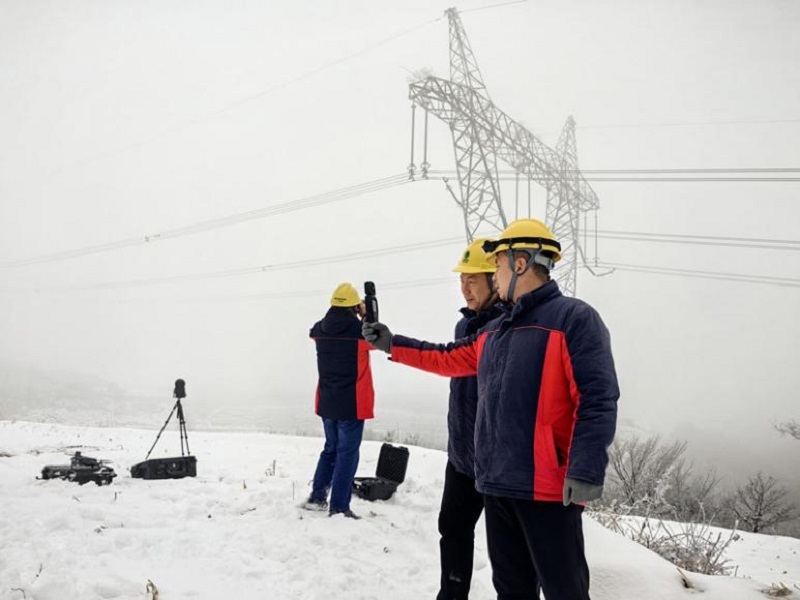 国网山西超高压输电公司员工特巡500千伏风运一二线覆冰情况。