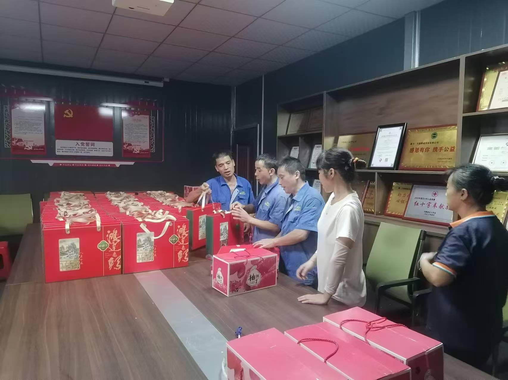 如“月”而至 情暖中秋 | 鵬威實(shí)業(yè)為全體員工發(fā)放中秋節(jié)暖心福利