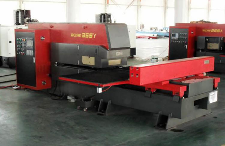 لكمة CNC