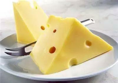 　　4、奶酪--品质好的奶酪对牙齿保护作用值得推崇  　　牙齿的主要成分是钙、磷、锌、锰等微量元素，缺钙也会导致牙齿损坏、松动和脱落。适量食用奶酪或制品会增加牙齿的钙密度，强化牙齿的功能。奶酪中碱性物质丰富，可以抑制口腔中细菌的滋生，经常吃奶酪可以增加牙齿表面牙釉质的强度，修复损伤，从而使牙齿牢固、健康。  　　奶酪食用的方法并不是只有直接食用，作为配料入餐也是不错的方式。日常操作比较简便的有匹萨、沙拉、蒸鱼或作为汉堡和三明治的夹料、拌纳豆的配料一起食用。