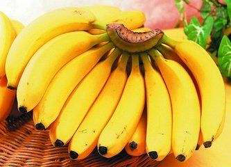 　　1、香蕉  　　热带水果含高维C可维护牙龈健康。如严重缺乏则牙龈会变得脆弱，容易罹患疾病，出现牙龈肿胀、流血、牙齿松动或脱落等症状。