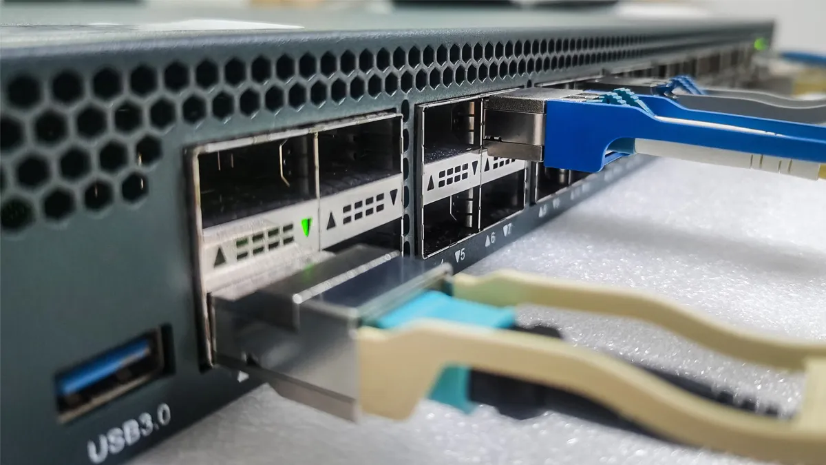 Seamless 100G QSFP28 to 10G SFP+ Connectivity Using High-Performance Converter Modules