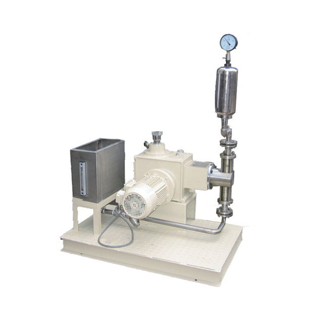 Self-contained pulse easing device metering pump