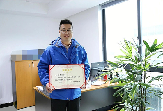 愛(ài)力浦黨員王明虎榮獲臺(tái)州市第二批非公有制企業(yè)黨員“創(chuàng)新先鋒”稱(chēng)號(hào)