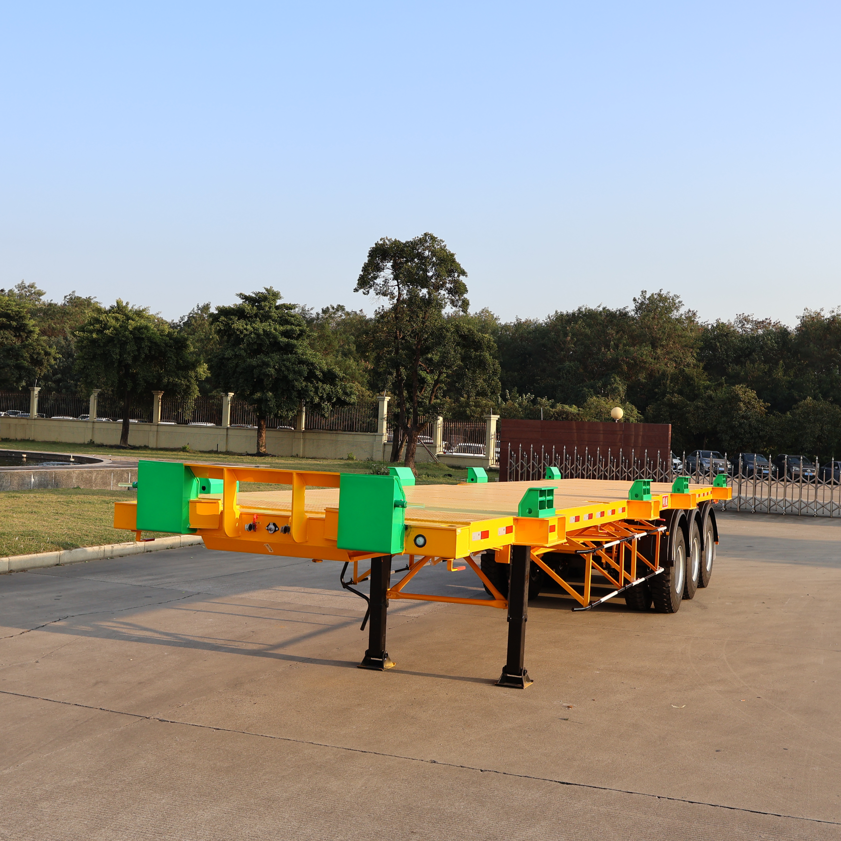 Dock flatbed transport semi-trailer